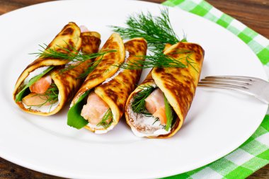 Krep rulo somon Fried, keçi peyniri, rezene ve vahşi Ga