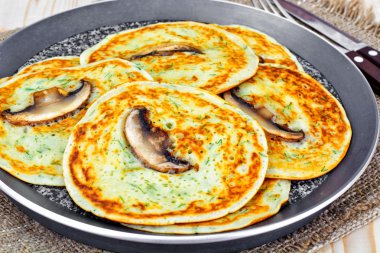 Lezzetli kek yığını mantar ile