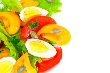 Marul domates, biber ve haşlanmış yumurta ile