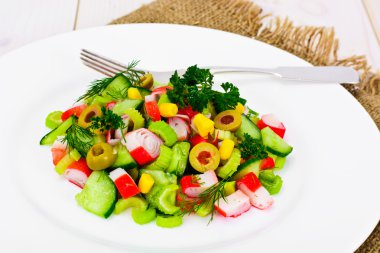 Kereviz, Yengeç sopa, salatalık, yeşil zeytin ve dere otu salatası