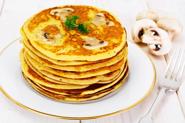 Paquet de crêpes savoureux aux champignons — Photo