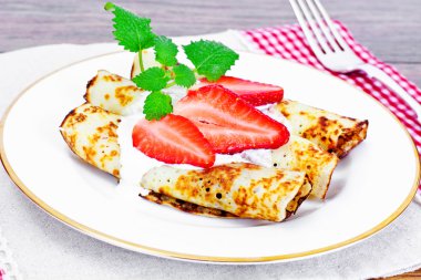 Çilek lezzetli krep yığını