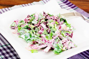 Marul, Radicchio ve doğal düşük yağlı yoğurt