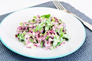 Marul, Radicchio ve doğal düşük yağlı yoğurt