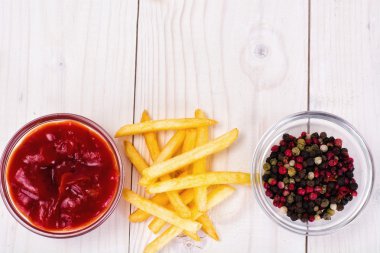 Ketçaplı patates kızartması.