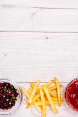 Ketçaplı patates kızartması.