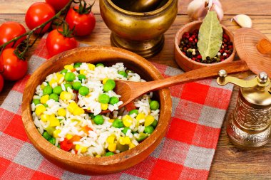 Sebzeler, havuç, bezelye risotto