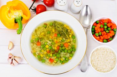 Pirinç ve sebze ile tavuk suyu çorbası