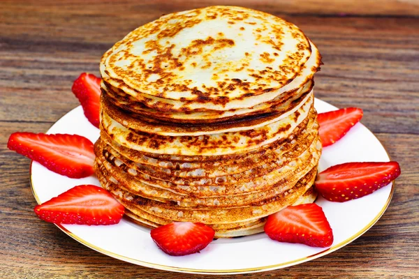 Leckere Pfannkuchen stapeln sich mit Erdbeeren — Stockfoto