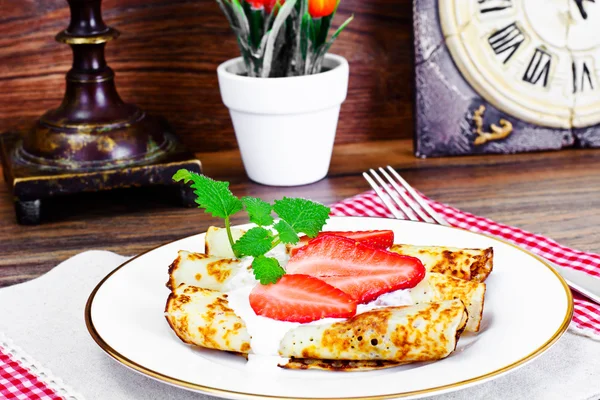 Çilek lezzetli krep yığını