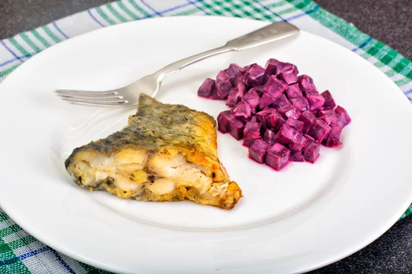 Sült hal és a főtt répa joghurtos saláta — Stock Fotó