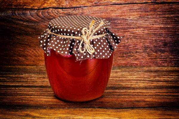 Tarro de vidrio con crema de miel de abeja — Foto de Stock