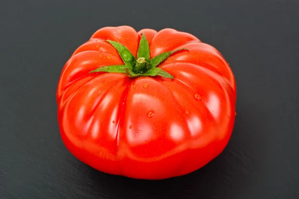 흰 바탕에 따로 떨어져 있는 빨간 토마토 — 스톡 사진