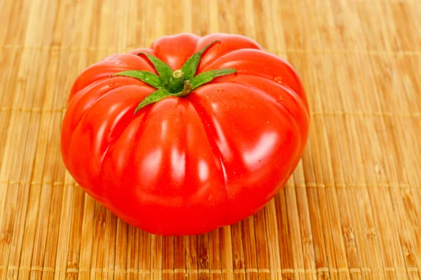 흰 바탕에 따로 떨어져 있는 빨간 토마토 — 스톡 사진