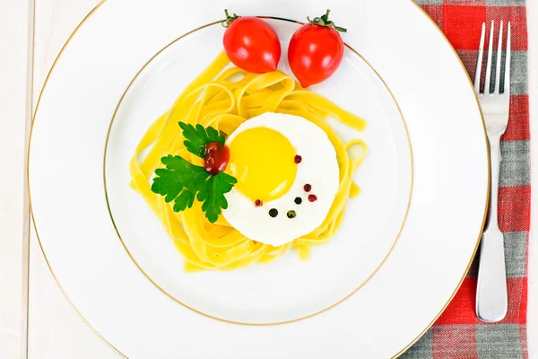 Espaguete de macarrão com ovo — Fotografia de Stock
