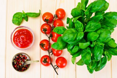 Domates ile yeşil taze fesleğen