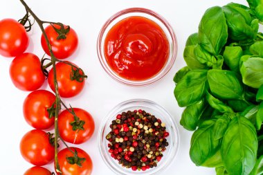 Domates ile yeşil taze fesleğen