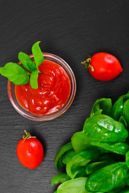 Domates ile yeşil taze fesleğen