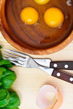 Ahşap plaka üzerinde çiğ yumurta