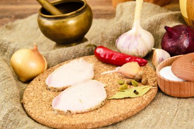 Baharat soslu soğuk haşlanmış domuz eti