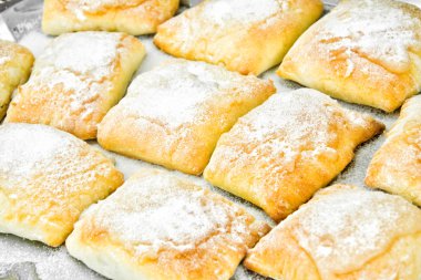 Peynir, elma ve tarçın ile tatlı ekmek topuz