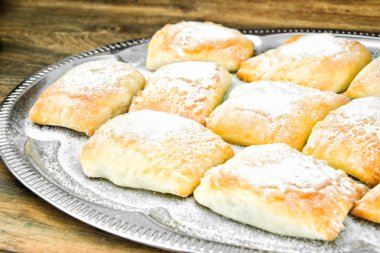 Peynir, elma ve tarçın ile tatlı ekmek topuz