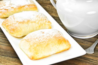 Peynir, elma ve tarçın ile tatlı ekmek topuz