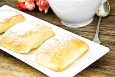 Peynir, elma ve tarçın ile tatlı ekmek topuz