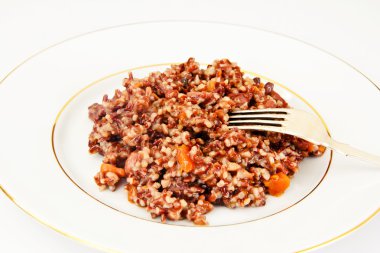 Et, havuç ve kırmızı pirinç pilavı