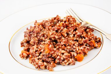 Et, havuç ve kırmızı pirinç pilavı