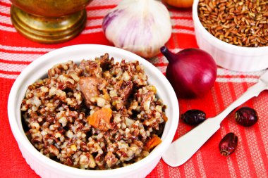 Et, havuç ve kırmızı pirinç pilavı