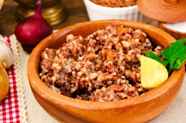 Et, havuç ve kırmızı pirinç pilavı