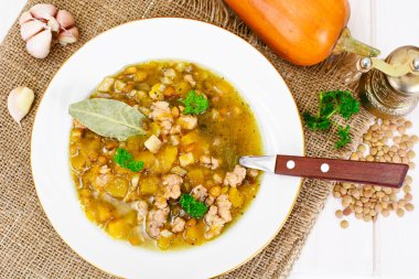 Mercimek çorbası kıyma, kereviz, kabak, soğan ile