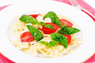 Makarna yay doğranmış havuç, salam ve yeşil bezelye ile