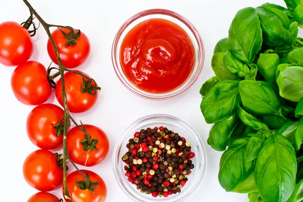 Domates ile yeşil taze fesleğen