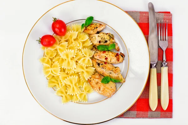 Gegrilde Kipfilet met Pasta bogen — Stockfoto