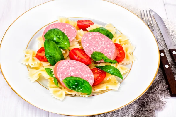 Pasta con tomate, salami y albahaca — Foto de Stock