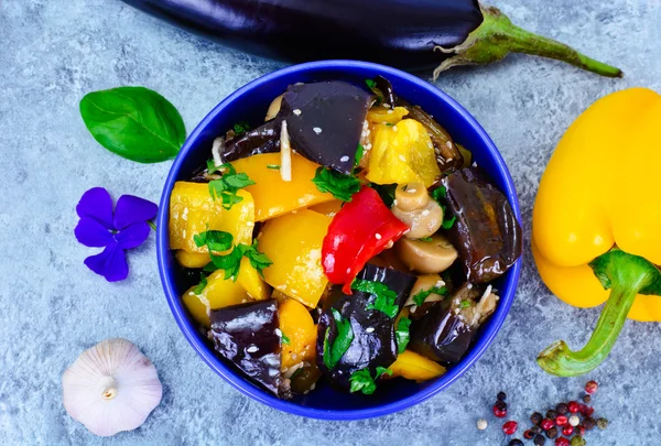 Äggplanta sallad med Paprika — Stockfoto