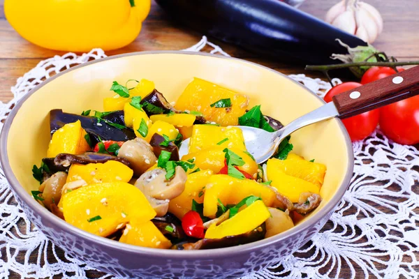 Auberginen-Salat mit Paprika — Stockfoto