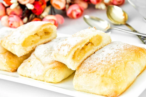 Pain de boulangerie sucrée au fromage, pomme et cannelle — Photo