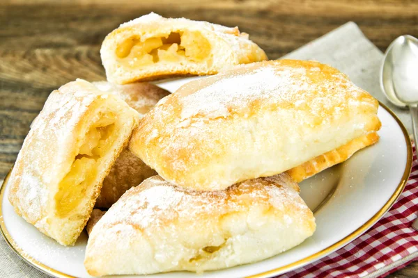 Peynir, elma ve tarçın ile tatlı ekmek topuz