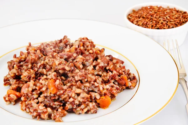 Pilaf mit Fleisch, Karotten und rotem Reis — Stockfoto