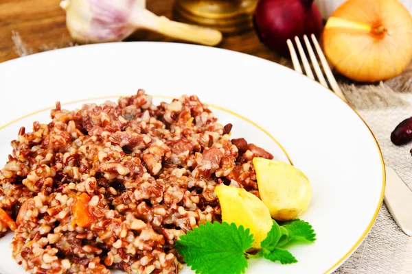 Pilaf mit Fleisch, Karotten und rotem Reis — Stockfoto