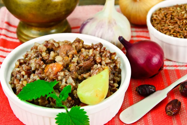 Et, havuç ve kırmızı pirinç pilavı