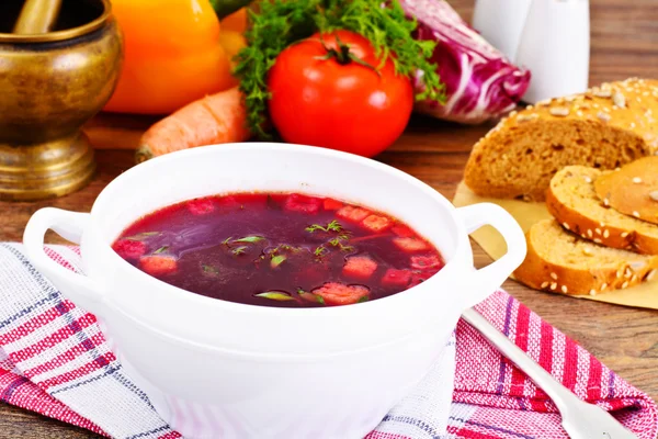 Здоровое питание: суп со свеклой, помидорами и овощами — стоковое фото