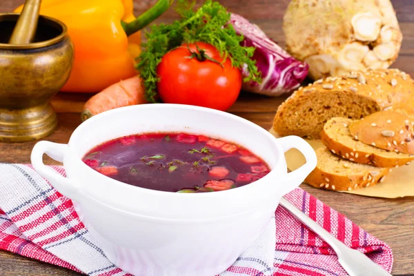 Здоровое питание: суп со свеклой, помидорами и овощами — стоковое фото