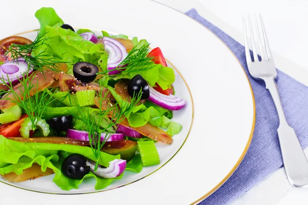 Салат с помидорами, сушеным мясом, сельдереем и оливками — стоковое фото