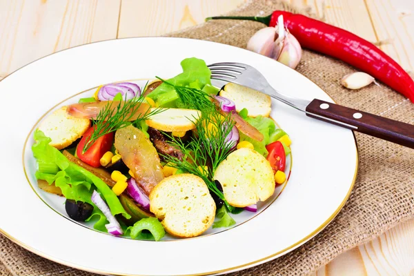 Салат с помидорами, сушеным мясом, сельдереем и оливками — стоковое фото