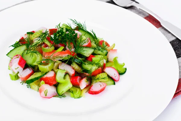 Salát z celeru, krabí tyčkou, okurka, zelené olivy a koprem — Stock fotografie