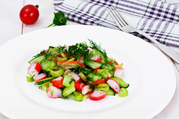 Salát z celeru, krabí tyčkou, okurka, zelené olivy a koprem — Stock fotografie